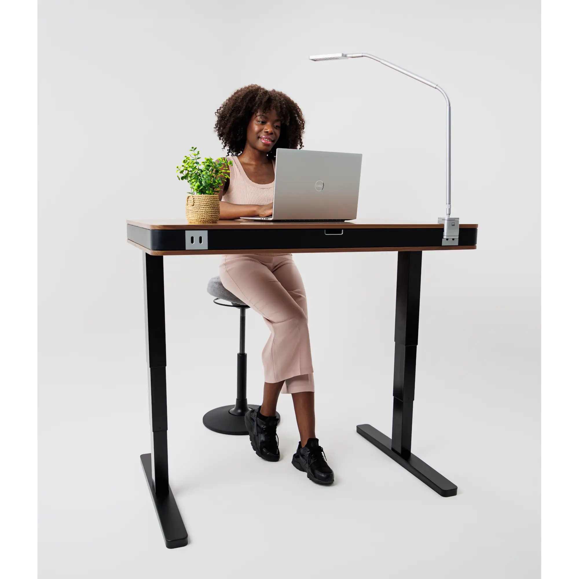 moll S1 Hocker am Schreibtisch