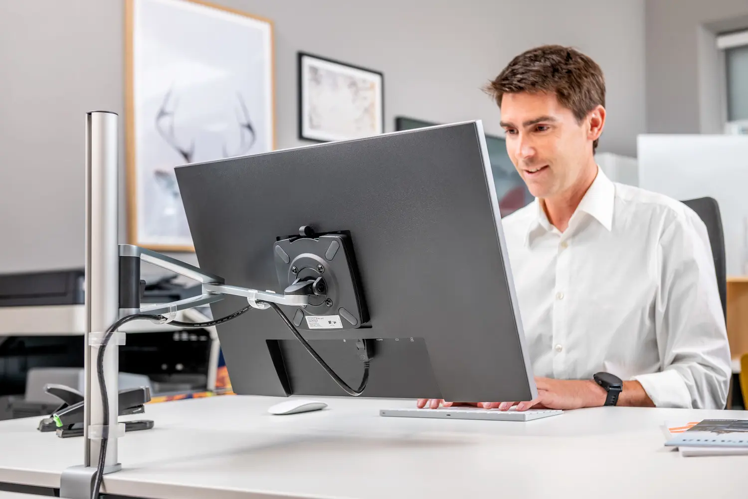 NOVUS MY one plus 2.0 Monitorhalterung im Büro für ergonomisches Arbeiten