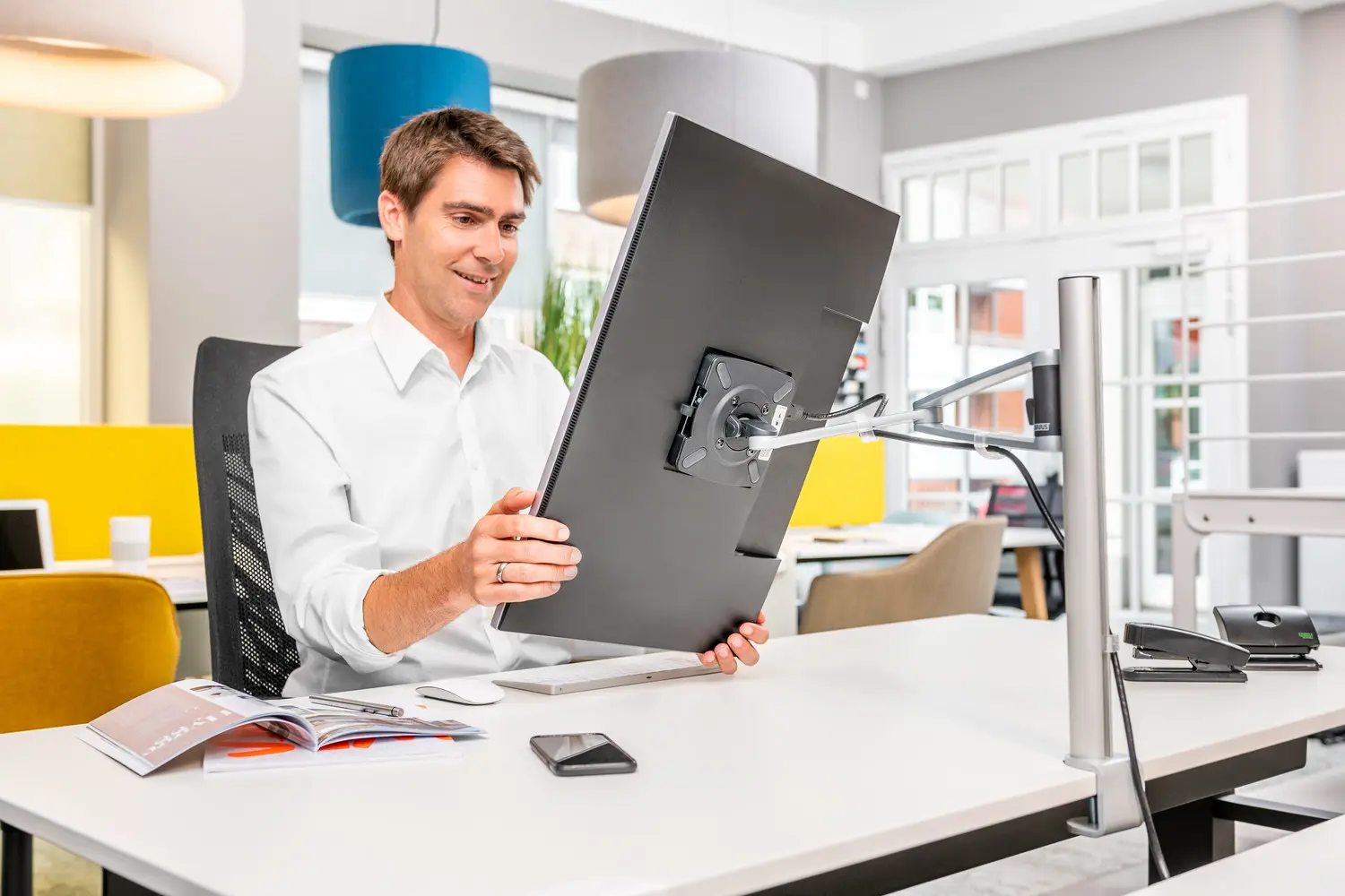 NOVUS MY one plus 2.0 Monitorhalterung mit Pivot-Funktion im Hochformat