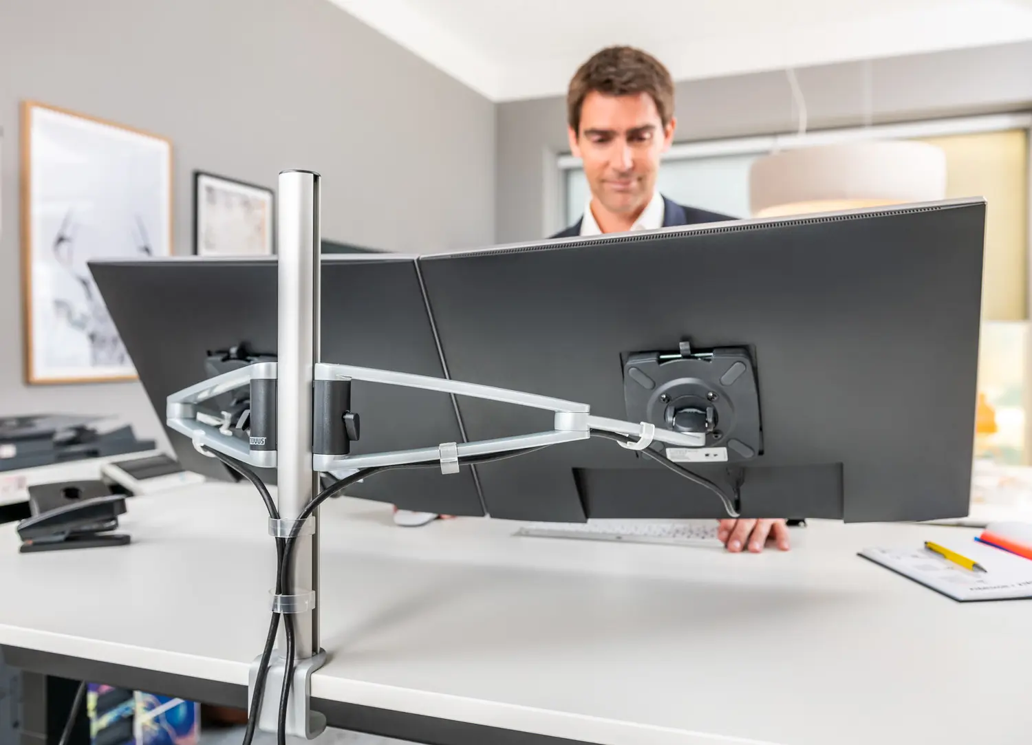 Novus MY twin arm 2.0 Monitorhalterung mit zwei Monitoren in einem modernen Arbeitsumfeld