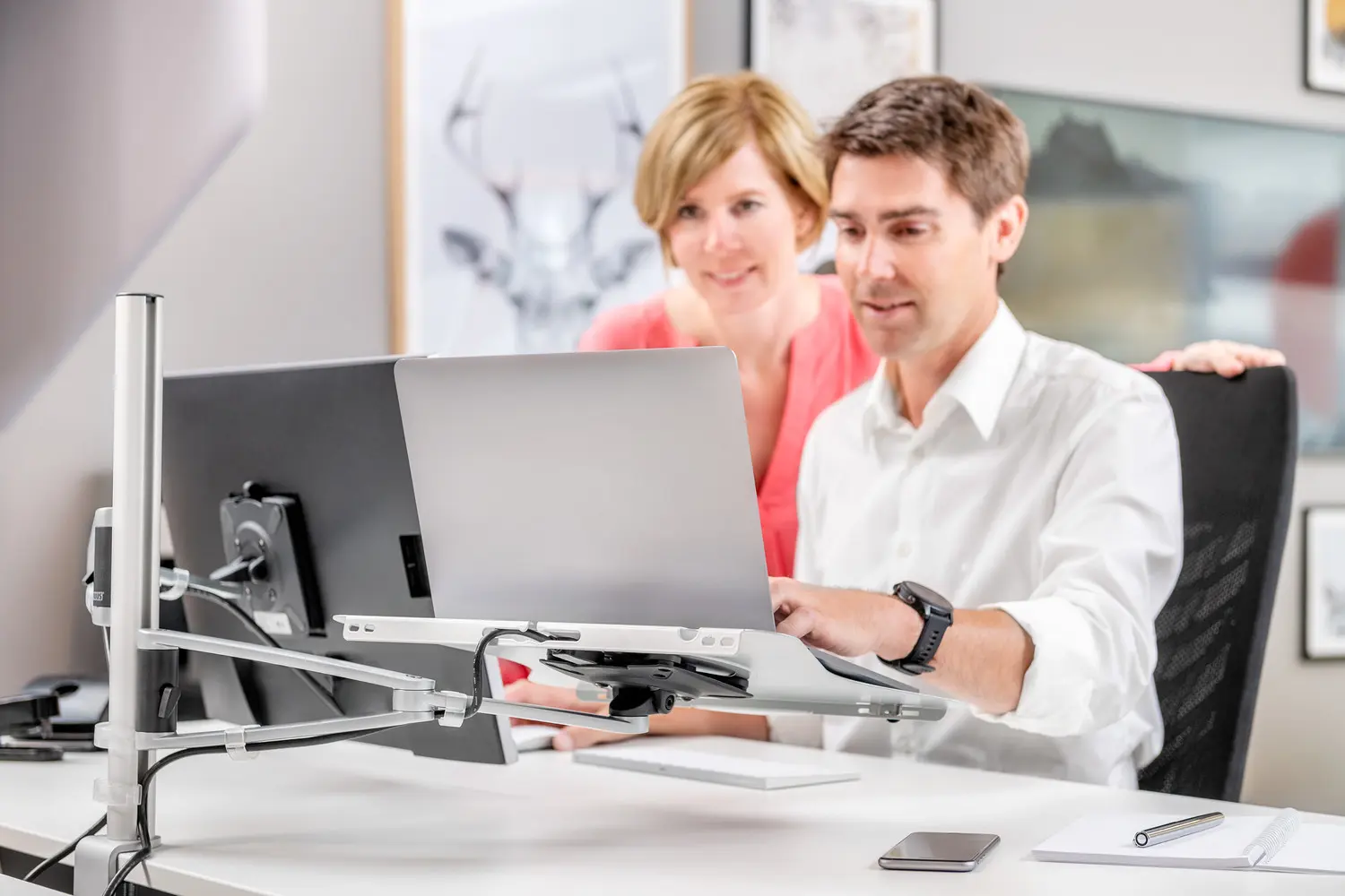 Novus MY twin arm 2.0 Monitorhalterung mit zusätzlichem Notebook am Arbeitsplatz