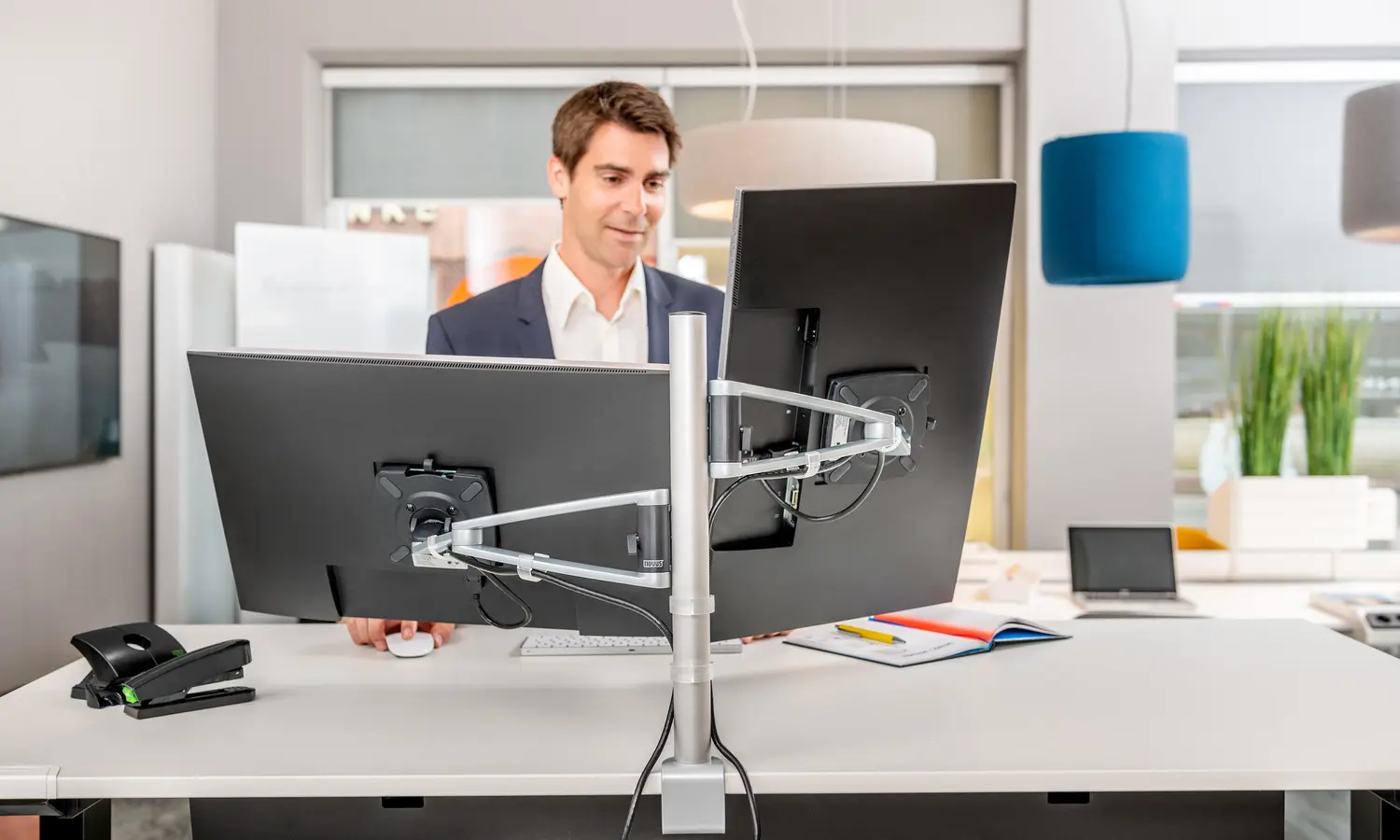 Novus MY twin arm 2.0 mit flexibel ausgerichteten Monitorarmen und Pivot-Funktion