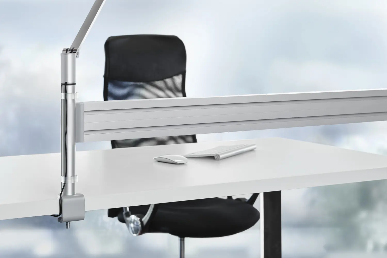 NOVUS Attenzia task LED-Schreibtischleuchte mit Aluminium-Tragarm an einer Säulenbefestigung