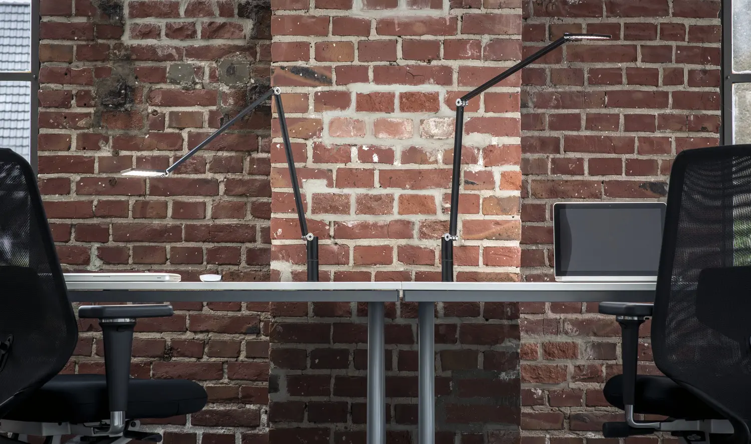 NOVUS Attenzia task LED-Schreibtischleuchte mit blendarmer Lichtwirkung auf dem Arbeitsplatz
