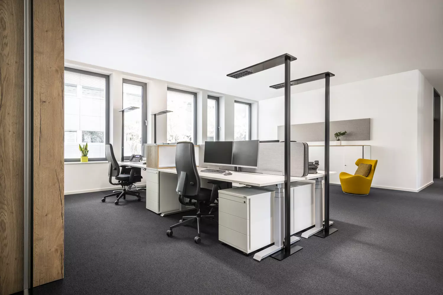 NOVUS Attenzia neo LED-Stehleuchte in einer modernen Büroumgebung