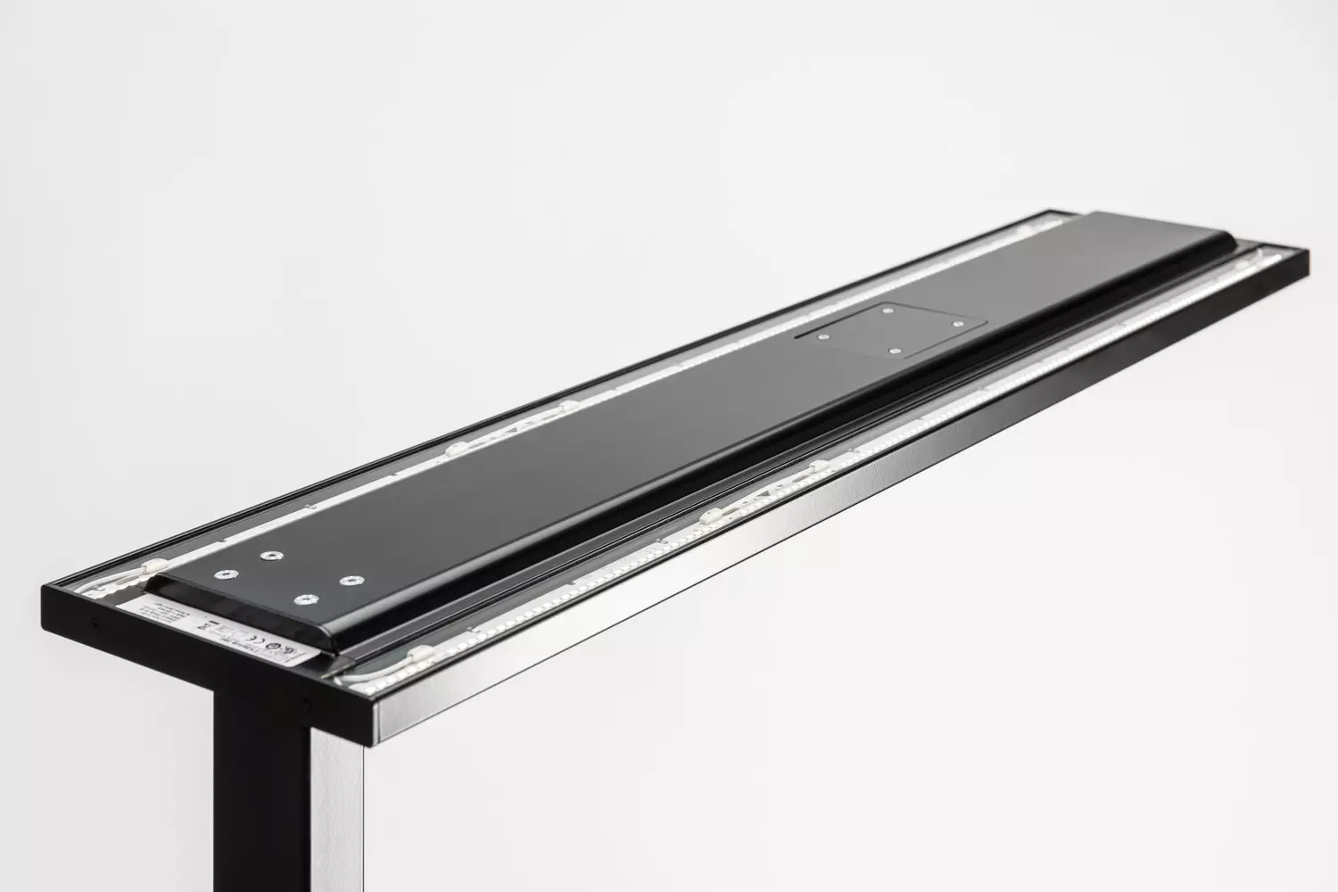 NOVUS Attenzia neo LED-Stehleuchte im Büro mit indirekter Beleuchtung