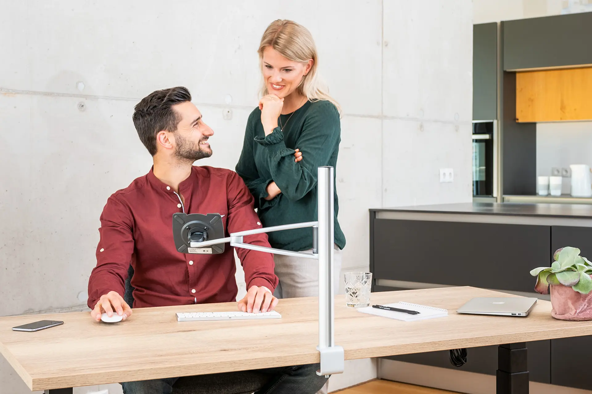 Novus MY Monitorhalterung in verschiedenen Arbeits- und Lebensbereichen
